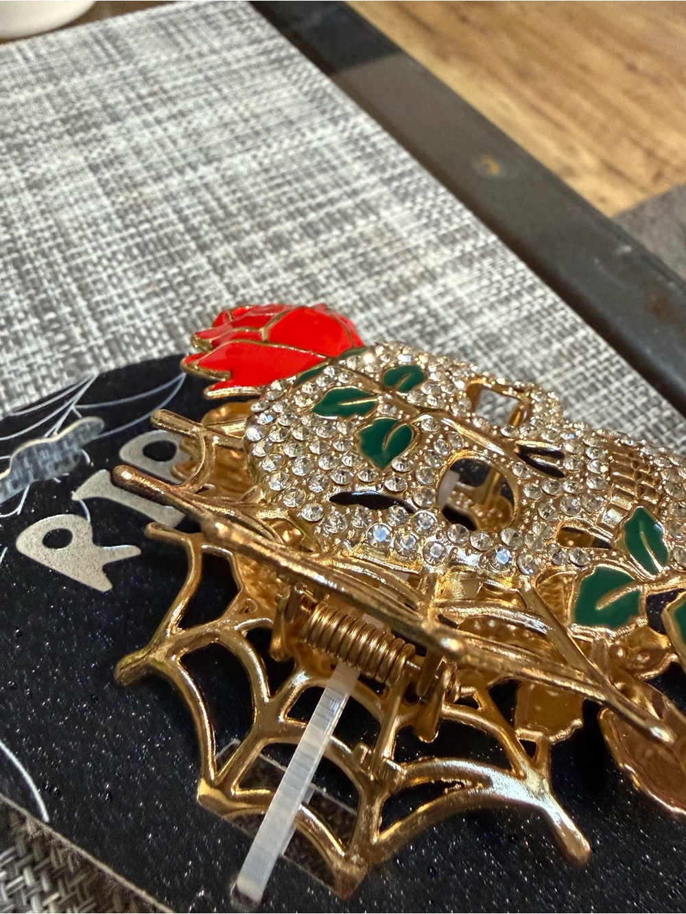 Nicole Miller Gold Crystal☠️ Skull Hair Claw Clip Red Rose🌹and 🍃Green Leaves - Picture 3 of 4